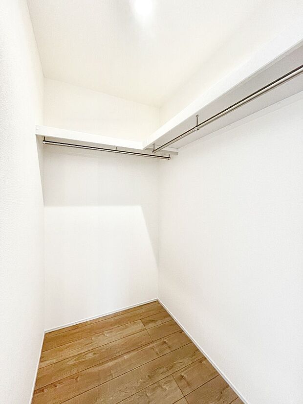 ◆1号棟◆～Walk-in Closet～　たくさんの洋服をかけてもシワになりにくいウォークインクローゼット。洋服以外にも、普段使わない家電やスーツケース、ストック品など何でも片付く嬉しい空間です。