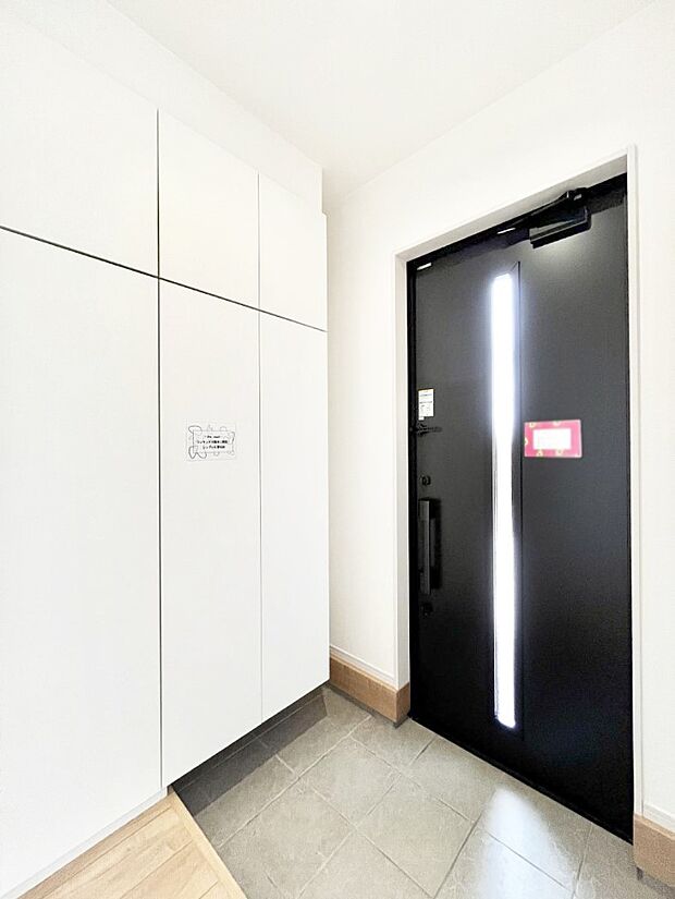 ◆2号棟◆~Entrance~ 家の中でお客様を迎える最初の場所である玄関は、家の印象そのものです!豊富な玄関収納で、常に綺麗に保つことが出来ます♪玄関にはたっぷり収納の下駄箱を完備!