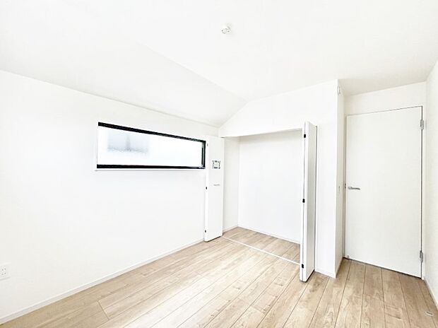 ◆2号棟◆~Bed Room~ マンションと違い部屋数が多いのが戸建てのメリットです。ご家族が増えたことで手狭に感じていた住まいも戸建てでは各居室プライバシーを保つことができます。