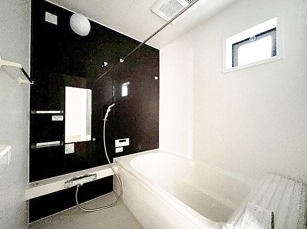 ◆2号棟◆~Bath Room~ 窓付きのバスルームは、採光もあり明るく気持ちの良い空間です。窓があることで、換気環境も良好。ゆったり寛げるバスルームで、毎日のバスタイムが楽しみになりそうです。