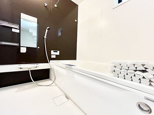 ◆2号棟◆~Bath Room~ 窓付きのバスルームは、採光もあり明るく気持ちの良い空間です。窓があることで、換気環境も良好。ゆったり寛げるバスルームで、毎日のバスタイムが楽しみになりそうです。