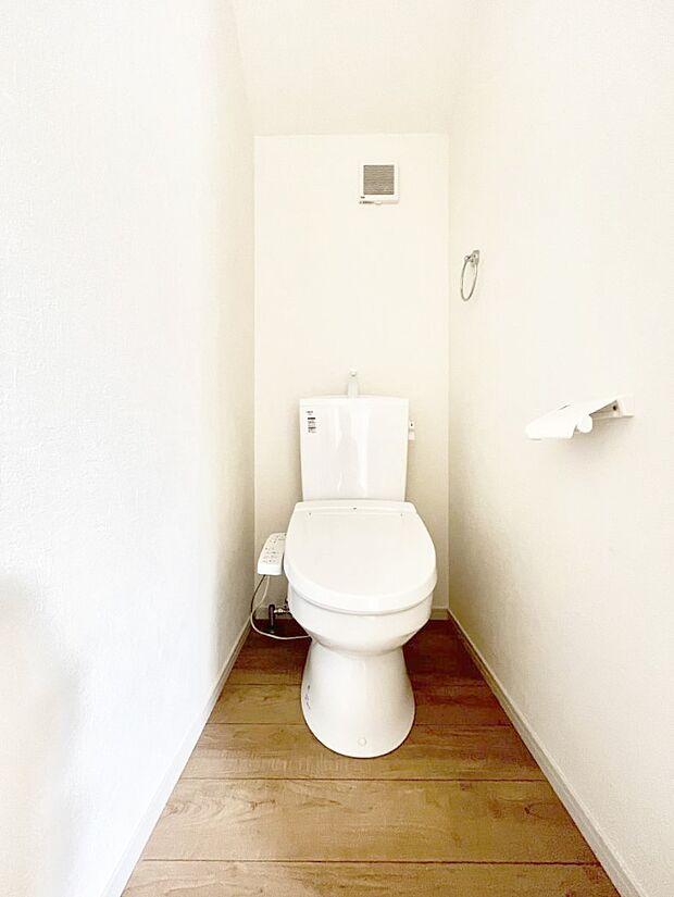 ◆2号棟◆~Toilet~ 清潔感のある水回り♪トイレはウォシュレット付きです◎トイレは毎日使わざるを得ないもの。いつも清潔を保ちたいですね。トイレが2ヶ所あるので朝の混雑時に便利です!