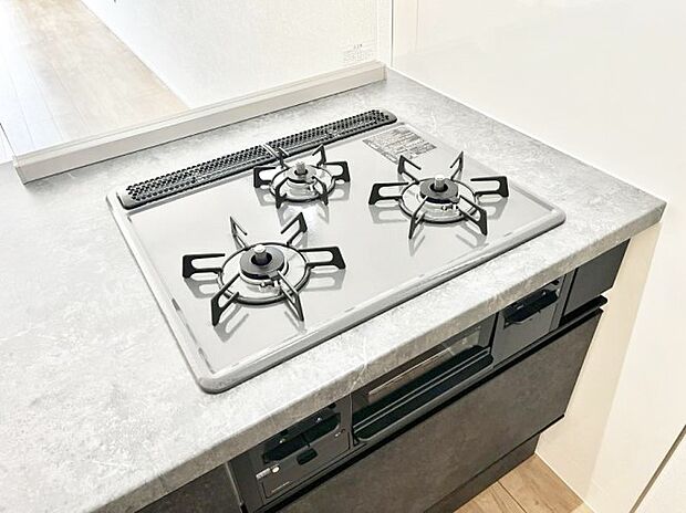 ◆2号棟◆三口ガスコンロでお料理が一気にはかどりそう。