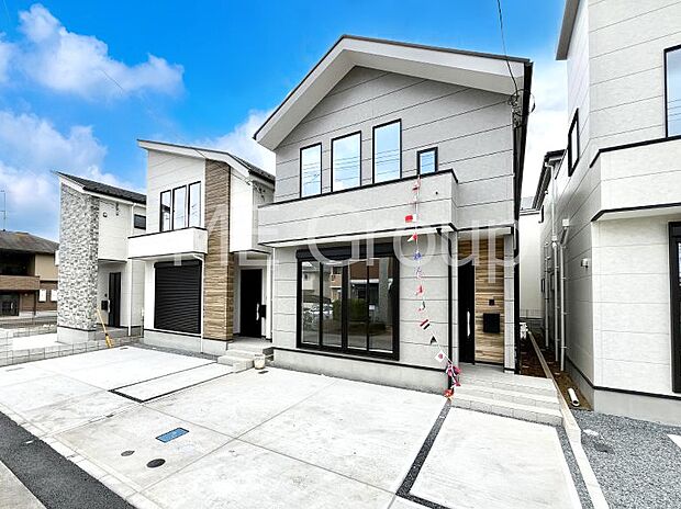 ◆2号棟◆～Exterior～　堂々たる趣ながら、主張し過ぎずどこか余裕を感じさせるシャープなフォルムで佇む邸宅は、晴天の空と照らし合わせる事で、本来あるべき完成形の姿を見せてくれます。    