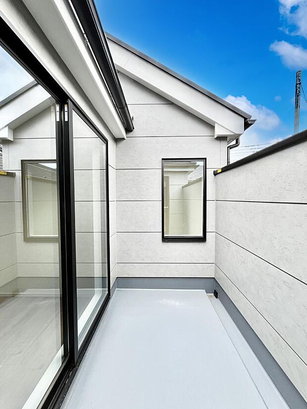 ◆2号棟◆～Balcony～  大きな空に囲まれた気持ちのいい家。  バルコニーを覗くだけで圧倒的な開放感に包まれます。  バルコニーは陽がさしこみお布団や洗濯物を気持ちよく干すことができます。