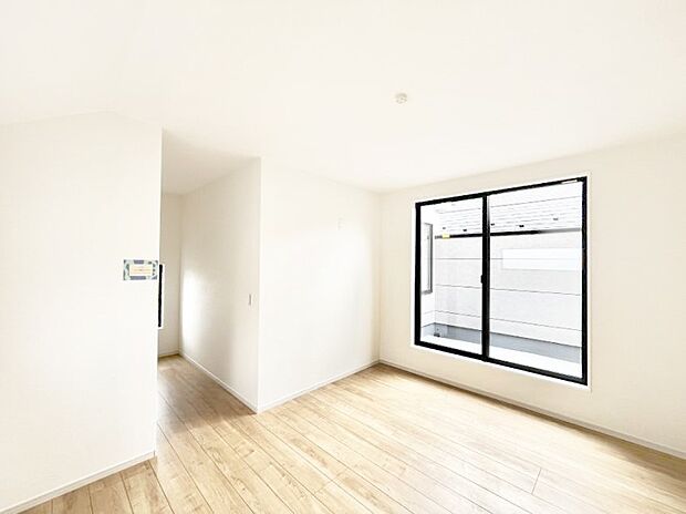 ◆2号棟◆~Bed Room~ 「今日も一日お疲れ様」とご夫婦でゆったりくつろげる寝室。 毎日の家事やお仕事に疲れた日はフカフカのベットで癒されてください。本棚をおいても快適な広さが自慢♪