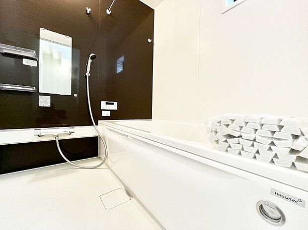 ◆1号棟◆~Bath Room~ 足を伸ばして入浴することが可能!一日の疲れを癒す貴重なバスタイムです。お子様とご一緒でも十分な広さなので、リビングとは違った家族団欒のひと時をお楽しみいただけます。