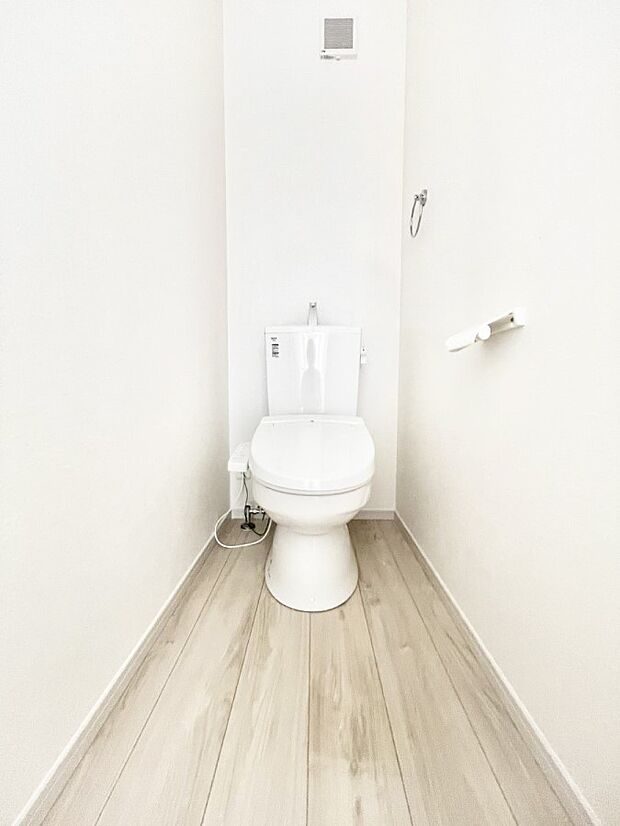 ◆1号棟◆~Toilet~ 清潔感のある水回り♪トイレはウォシュレット付きです◎トイレは毎日使わざるを得ないもの。いつも清潔を保ちたいですね。トイレが2ヶ所あるので朝の混雑時に便利です!