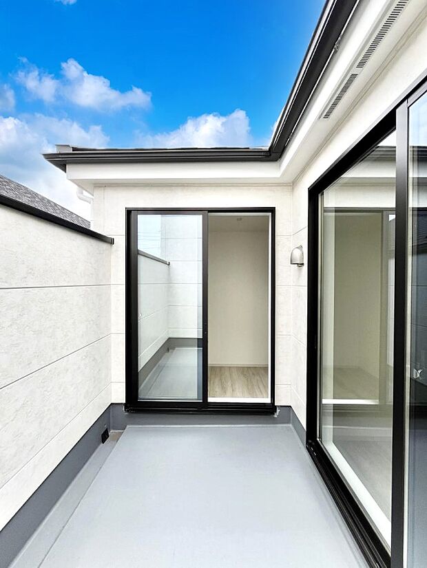 ◆1号棟◆~Balcony~ 大きな空に囲まれた気持ちのいい家。バルコニーを覗くだけで圧倒的な開放感に包まれます。バルコニーは陽がさしこみお布団や洗濯物を気持ちよく干すことができます。