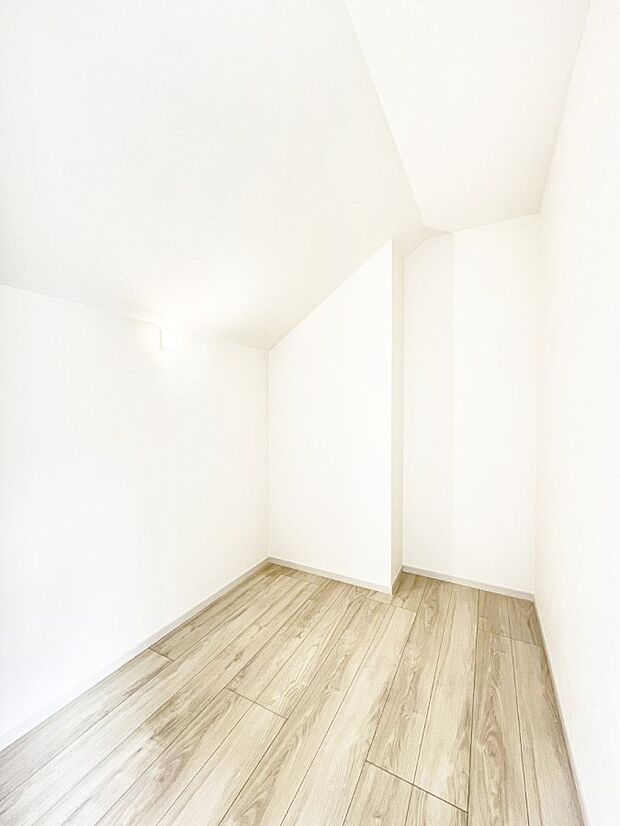 ◆1号棟◆~Walk-in Closet~ たくさんの洋服をかけてもシワになりにくいウォークインクローゼット。洋服以外にも、普段使わない家電やスーツケース、ストック品など何でも片付く嬉しい空間です。