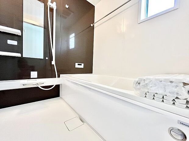 ~Bath Room~ 落ち着いた雰囲気の浴室で明日に向けてリフレッシュ。浴室乾燥機能も付いているので隣の洗濯機置き場で洗い上がった洗濯物を、雨の日も天気を気にせず乾燥させることも可能です。
