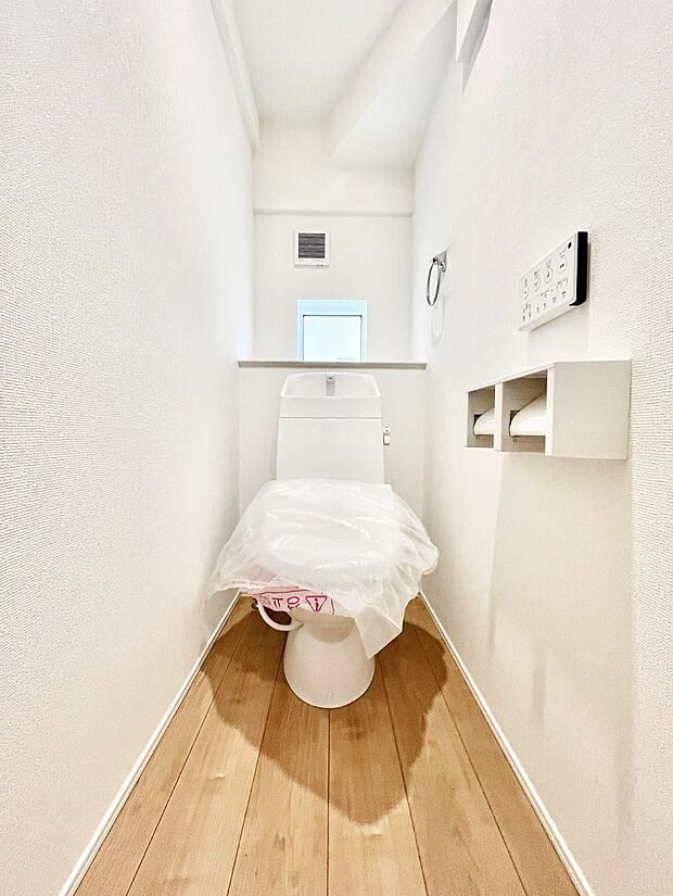 ～Toilet～　綺麗・スッキリ・快適なウォシュレット付トイレでくつろげる空間です。トイレは毎日使わざるを得ないもの。いつも清潔を保ちたいですね。トイレが2ヶ所あるので朝の混雑時に便利です！