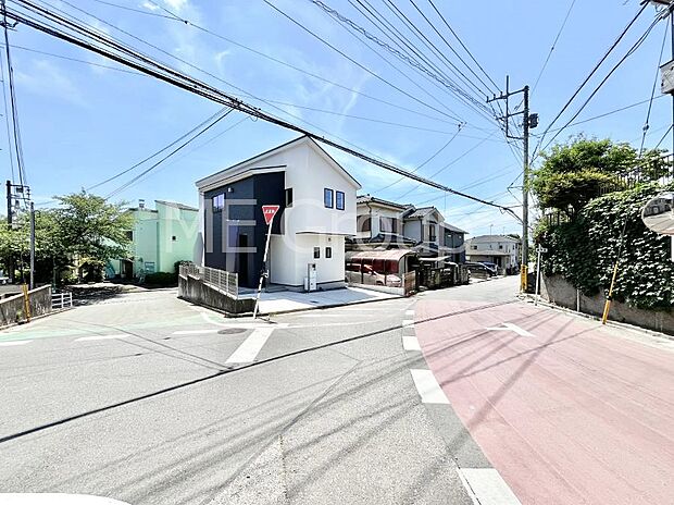 ～Exterior～  前面道路： 住宅地になっているので車量も少なく、静かな立地です。子育て環境も良好です♪♪周辺環境もあわせてご案内させて頂きます。お気軽にお問い合わせください。