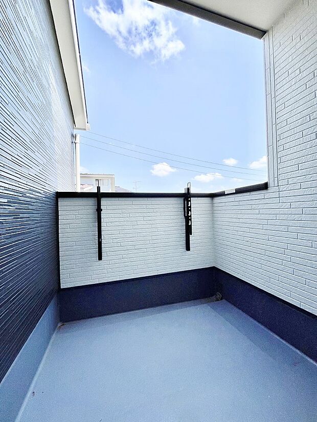 ～Balcony～  バルコニーは温かい陽がさしこみ、お布団や洗濯物を気持ちよく干すことができます。  使いやすく開放的なバルコニーです♪陽ざしがたっぷり降り注ぐ、バルコニー付き住まい。  