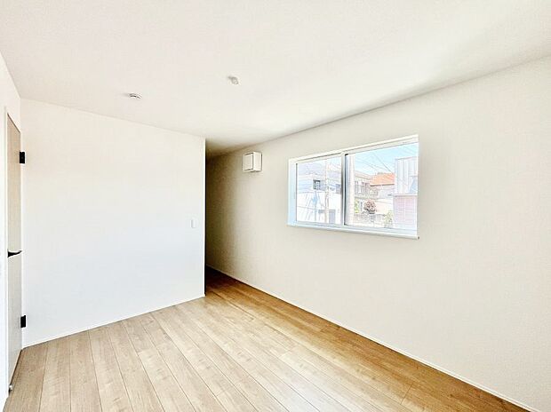 ~Bed Room~ 部屋数が多いのが戸建てのメリットです。ご家族が増えたことで手狭に感じていた住まいも戸建てでは各居室プライバシーを保つことができます。住まいにゆとりが生まれ心もリラックスできます♪