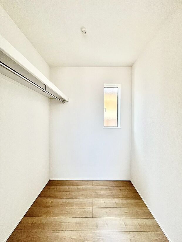～Walk-in Closet～　必要なものやコーディネートを一覧して確認でき、身支度や準備が短時間で済むウォークインクローゼットを設置しました。家の中をすっきりとさせる便利な収納スペースです。