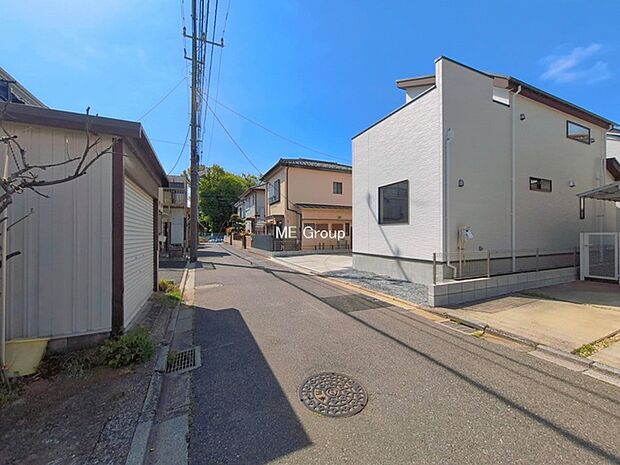 ~Exterior~ 前面道路:北東 4.5m 私道 前面道路は閑静な住宅地をはしる車通りの少ない道路。駐車の出し入れもらくらくです!ご不明点・現地見学のご希望は、お気軽にお問い合わせください!