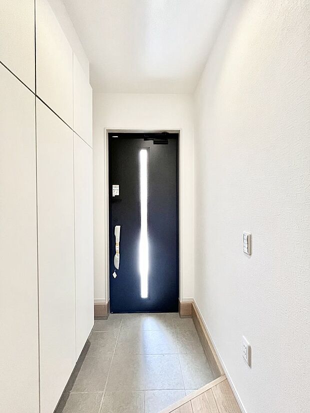 ～Entrance～　家の中でお客様を迎える最初の場所である玄関は、家の印象そのものです！豊富な玄関収納で、常に綺麗に保つことが出来ます♪玄関にはたっぷり収納の下駄箱を完備！