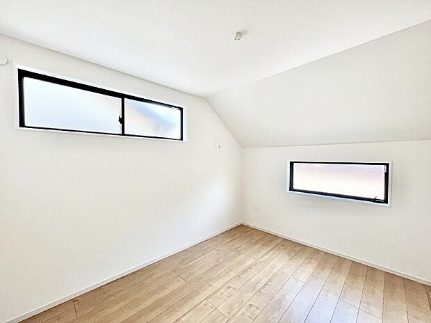 ～Bed Room～　子供部屋はお子様にとって大変重な役割があります。子供一人で過ごす空間を与えることで、宿題や勉強時間も自然と増えまた自ら部屋の片付けや掃除なども促すことに繋がります。