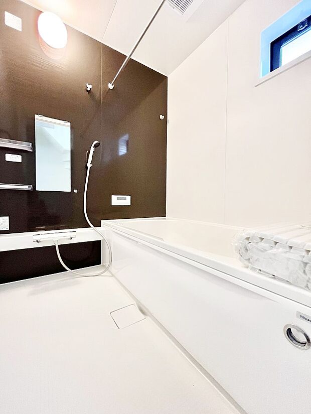 ~Bath Room~ 落ち着いた雰囲気の浴室で明日に向けてリフレッシュ。浴室乾燥機能も付いているので隣の洗濯機置き場で洗い上がった洗濯物を、雨の日も天気を気にせず乾燥させることも可能です。