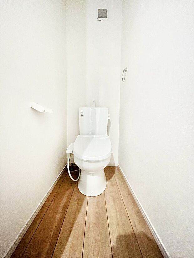 ~Toilet~ 綺麗・スッキリ・快適なウォシュレット付トイレでくつろげる空間です。トイレは毎日使わざるを得ないもの。いつも清潔を保ちたいですね。トイレが2ヶ所あるので朝の混雑時に便利です!