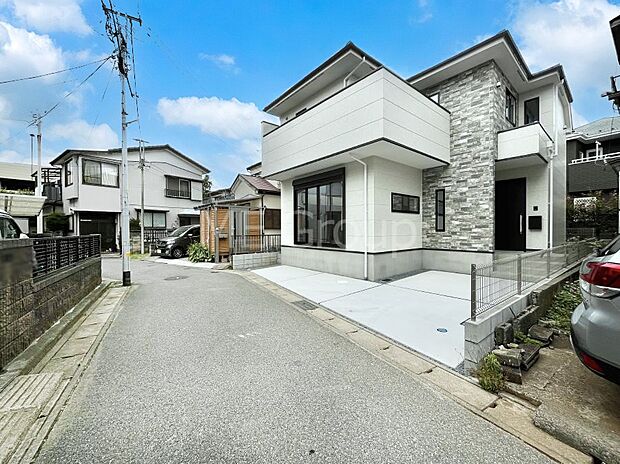 ~Exterior~ 前面道路:南 4m 私道 前面道路は閑静な住宅地をはしる車通りの少ない道路。駐車の出し入れもらくらくです!ご不明点・現地見学のご希望は、お気軽にお問い合わせください!