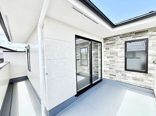 ~Balcony~ バルコニーは温かい陽がさしこみ、お布団や洗濯物を気持ちよく干すことができます。 使いやすく開放的なバルコニーです♪陽ざしがたっぷり降り注ぐ、バルコニー付き住まい。