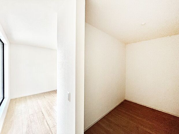 ウォークインクローゼット付きのお部屋でスッキリとした空間でゆったり寛げます!