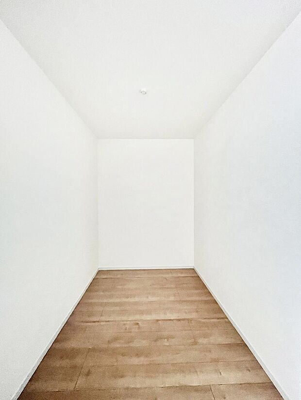 ~Walk-in Closet~ 必要なものやコーディネートを一覧して確認でき、身支度や準備が短時間で済むウォークインクローゼットを設置しました。家の中をすっきりとさせる便利な収納スペースです。