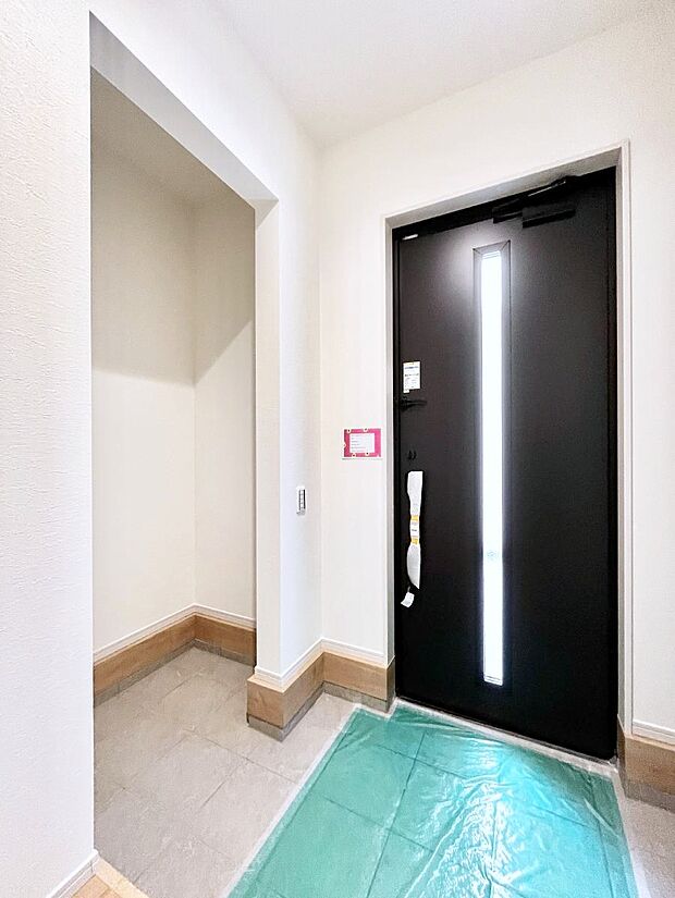 ~Entrance~ 家の中でお客様を迎える最初の場所である玄関は、家の印象そのものです!豊富な玄関収納で、常に綺麗に保つことが出来ます♪玄関にはたっぷり収納の下駄箱を完備!