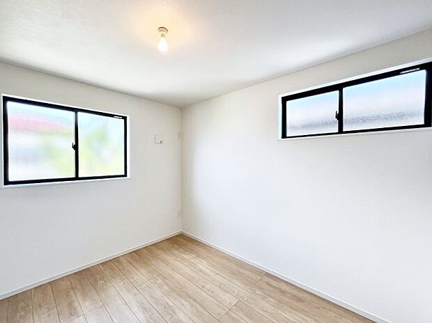 ~Bed Room~ 2面採光を確保した明るい室内は、風通しも良く、大変居心地の良い空間となっております。爽やかな風を感じて起きる朝は、快適生活の始まりに!日当たりや通風がとても良い住まい♪