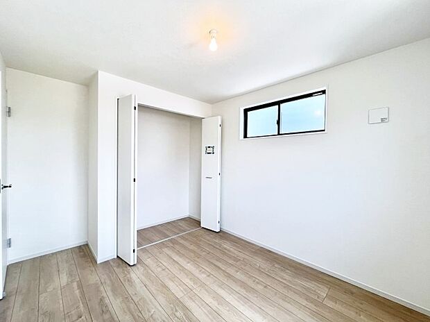 ~Bed Room~ 子供部屋はお子様にとって大変重な役割があります。子供一人で過ごす空間を与えることで、宿題や勉強時間も自然と増えまた自ら部屋の片付けや掃除なども促すことに繋がります。