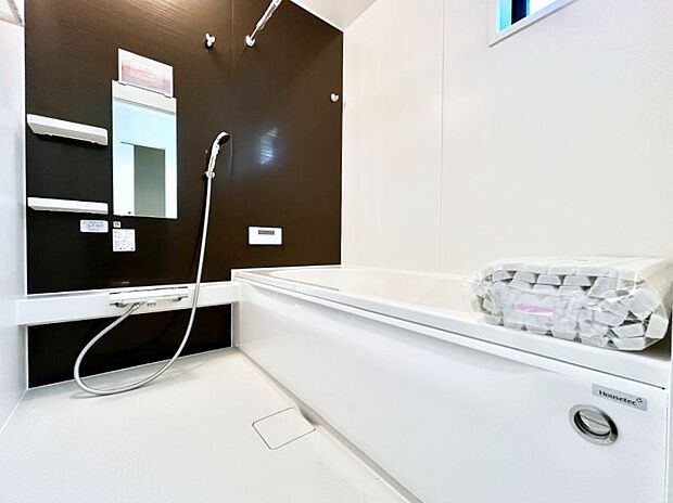 ~Bath Room~ ゆったりと足を伸ばして入浴することが可能!一日の疲れを癒す貴重なバスタイムです。お子様とご一緒でも十分な広さなので、リビングとは違った家族団欒のひと時をお楽しみいただけます。