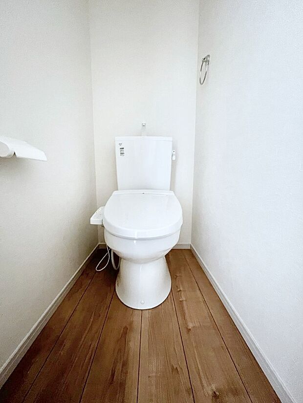 ~Toilet~ 綺麗・スッキリ・快適なウォシュレット付トイレでくつろげる空間です。トイレは毎日使わざるを得ないもの。いつも清潔を保ちたいですね。トイレが2ヶ所あるので朝の混雑時に便利です!