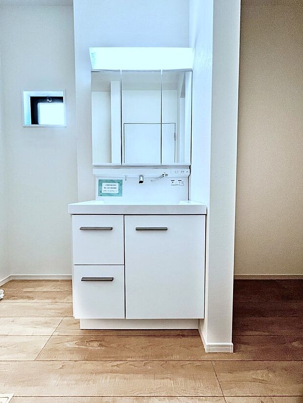 ~Dressing Room~ 暗くなりがちな洗面所も窓があると採光と換気が可能なので気持ちよくお使い頂けます。三面鏡タイプの洗面台は鏡裏収納で散らかりがちな洗面所もスッキリ♪