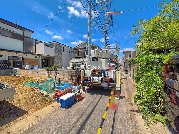 ~Exterior~ 前面道路:東 4m 私道 前面道路は閑静な住宅地をはしる車通りの少ない道路。駐車の出し入れもらくらくです!ご不明点・現地見学のご希望は、お気軽にお問い合わせください!