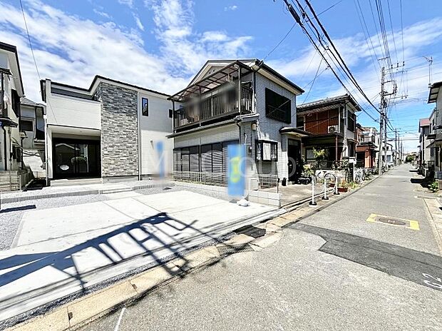 ~Exterior~ 前面道路:東 4m 私道 前面道路は閑静な住宅地をはしる車通りの少ない道路。駐車の出し入れもらくらくです!ご不明点・現地見学のご希望は、お気軽にお問い合わせください!