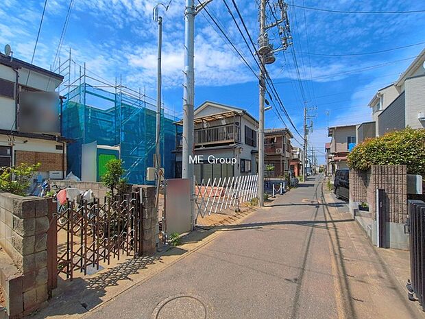 ~Exterior~ 前面道路:東 4m 私道 前面道路は閑静な住宅地をはしる車通りの少ない道路。駐車の出し入れもらくらくです!ご不明点・現地見学のご希望は、お気軽にお問い合わせください!