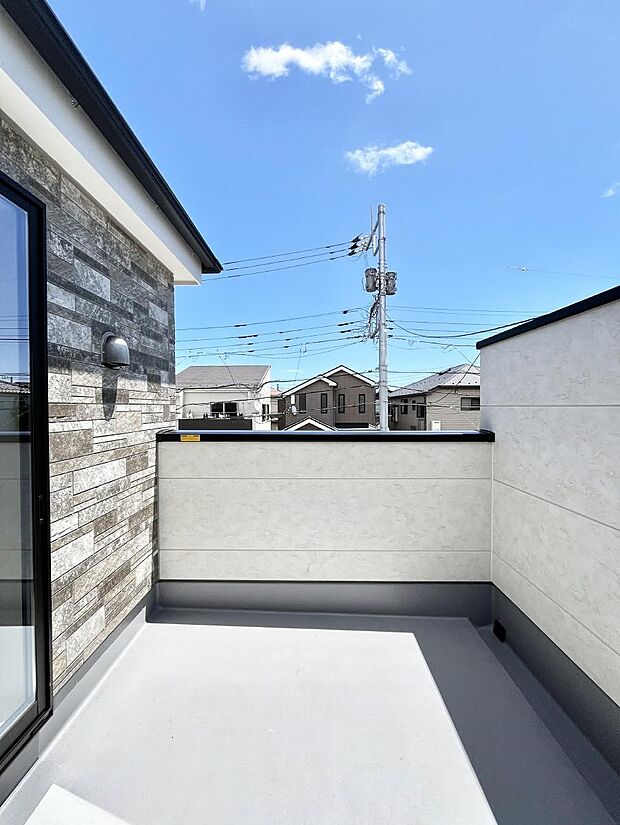 ~Balcony~ バルコニーは温かい陽がさしこみ、お布団や洗濯物を気持ちよく干すことができます。 使いやすく開放的なバルコニーです♪陽ざしがたっぷり降り注ぐ、バルコニー付き住まい。
