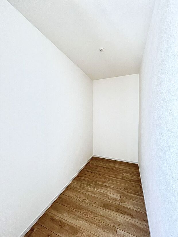~Walk-in Closet~ 必要なものやコーディネートを一覧して確認でき、身支度や準備が短時間で済むウォークインクローゼットを設置しました。家の中をすっきりとさせる便利な収納スペースです。