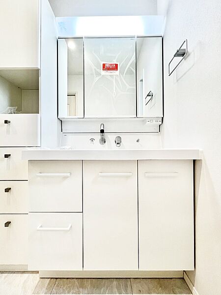 ～Dressing Room～  清潔感溢れる色合いで統一されていると、スッキリと整った印象をうけます。  鏡の裏にはたっぷりと収納スペースを標準装備！  水廻りは、シンプルかつ機能性を重視して。