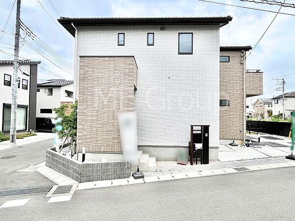 ～Exterior～　角地により陽当り・風通し良好です。一戸建ての大きなメリットは、自分達の「土地」を「自由に」使える事です。ガーデニングやＤＩＹ，車やバイクの趣味など様々な用途で利用できます。