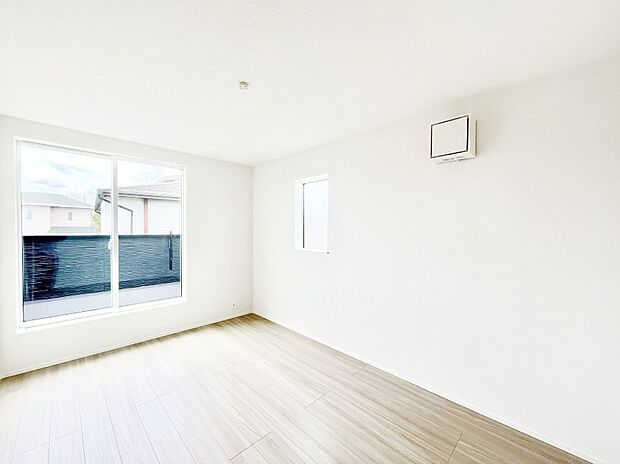 ~Bed Room~ バルコニーからの明るい日差しが差し込みます。日照に恵まれたお部屋。柔らかい自然光で朝目覚める暮らしが送れるだろう。また、機能的な収納を配置して、片付いた空間も実現出来そう。