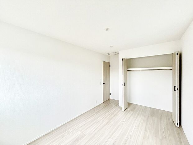 ~Bed Room~ 子供部屋はお子様にとって大変重な役割があります。子供一人で過ごす空間を与えることで、宿題や勉強時間も自然と増えまた自ら部屋の片付けや掃除なども促すことに繋がります。