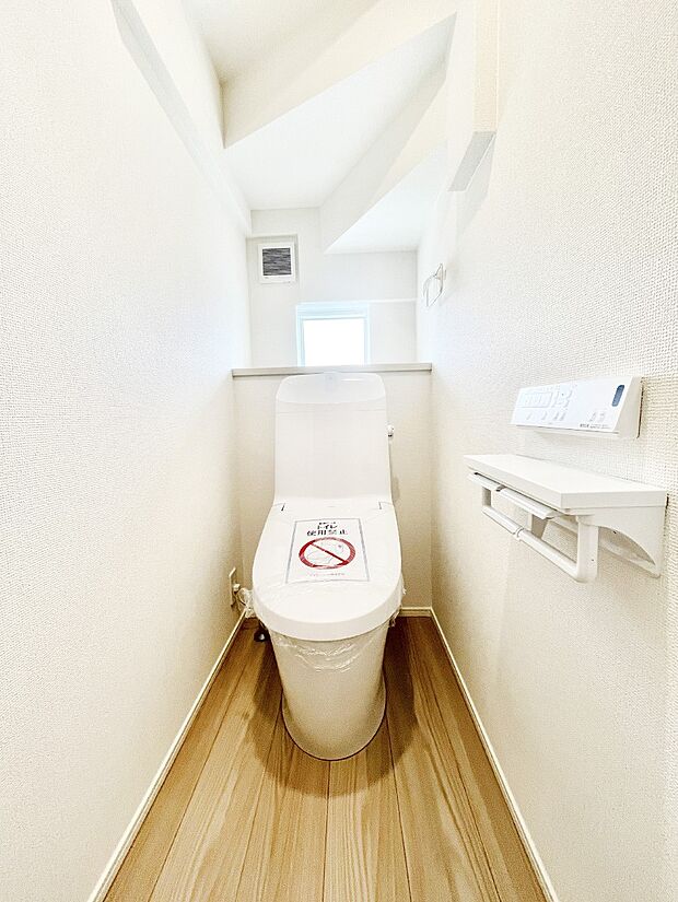 ~Toilet~ 綺麗・スッキリ・快適なウォシュレット付トイレでくつろげる空間です。トイレは毎日使わざるを得ないもの。いつも清潔を保ちたいですね。トイレが2ヶ所あるので朝の混雑時に便利です!