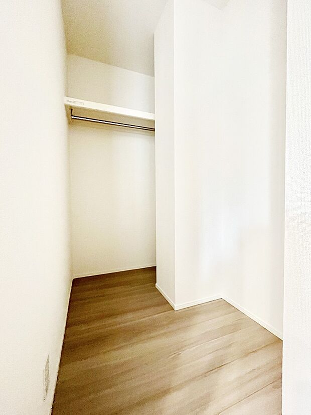 ~Family Closet~ 玄関近くに設けたファミリークローゼットは、外出時や帰宅後の動線がスムーズに。家族みんなの上着やバッグをまとめて収納でき、リビングもすっきり片付きます。