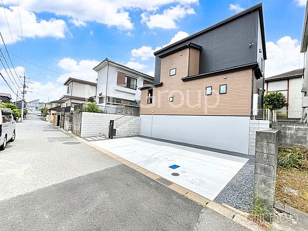 ~Exterior~ 前面道路:北 6m 公道 前面道路は閑静な住宅地をはしる車通りの少ない道路。駐車の出し入れもらくらくです!ご不明点・現地見学のご希望は、お気軽にお問い合わせください!