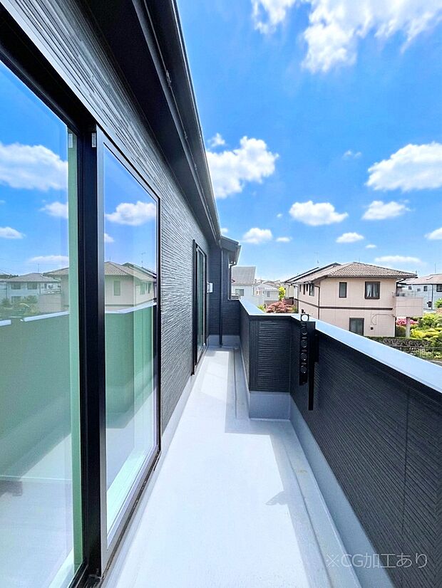 ~Balcony~ 南向きのバルコニーの前には雲以外に太陽を遮るものがありません。お洗濯物も乾きやすく、何より明るく気持ちのいい光が入ってきます。使いやすく開放的なバルコニーです♪