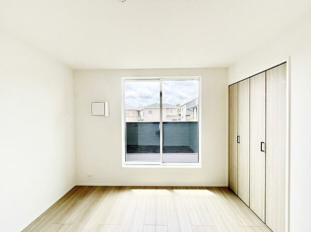 ~Bed Room~ 部屋数が多いのが戸建てのメリットです。ご家族が増えたことで手狭に感じていた住まいも戸建てでは各居室プライバシーを保つことができます。住まいにゆとりが生まれ心もリラックスできます♪