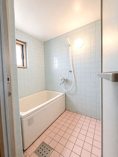 ～Bath Room～　落ち着いた雰囲気の浴室で明日に向けてリフレッシュ。ゆったり寛げるバスルームで、毎日のバスタイムが楽しみになりそうです。半身浴もゆっくり楽しめる広々浴室。